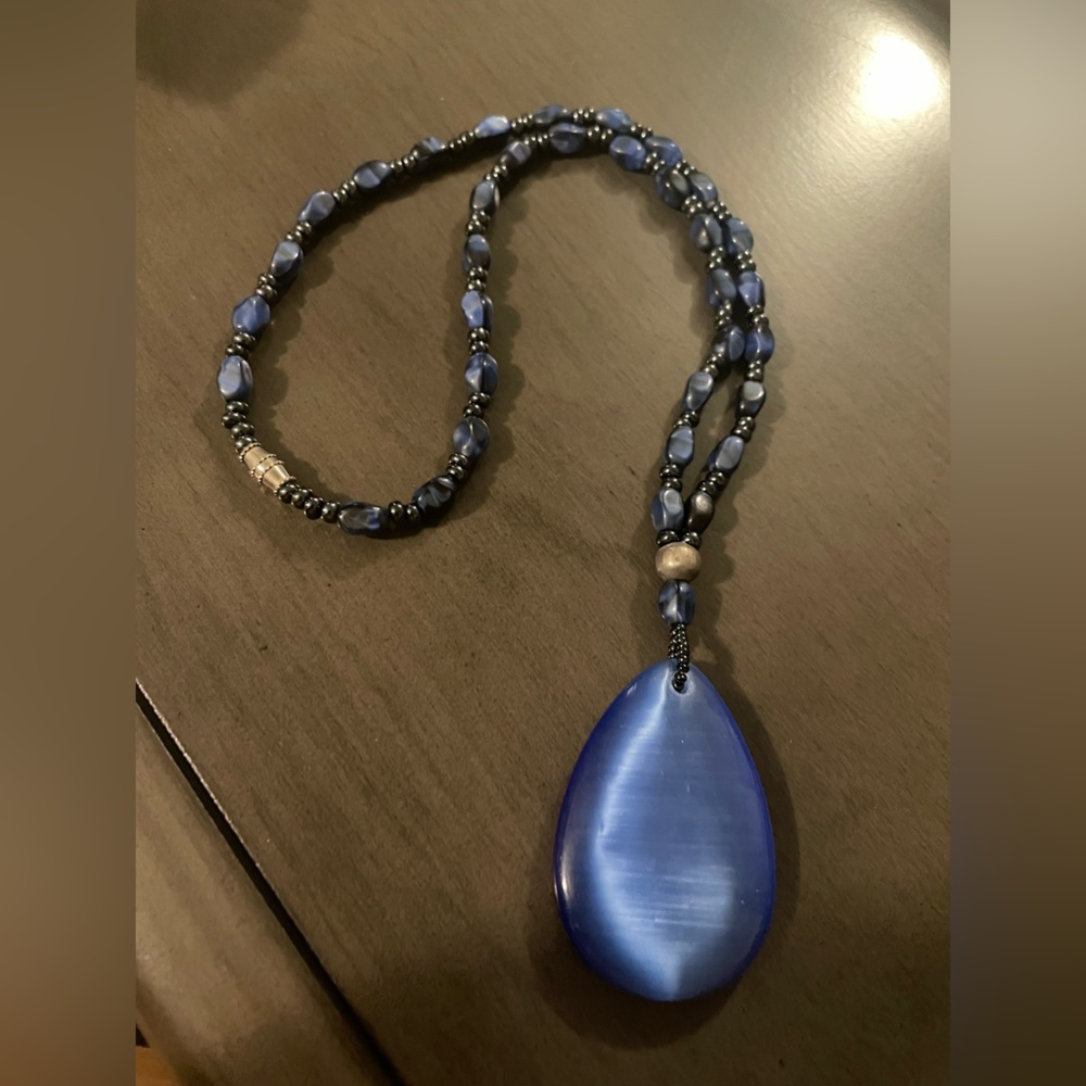 EUC Blue Shell necklace with secure twist lock. Beautiful beach necklace